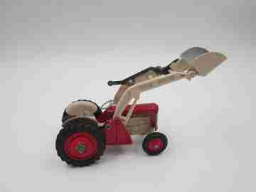 Tractor con pala Massey Ferguson 65. Corgi Toys. Mettoy Playcraft Ltd. Inglaterra, 1960