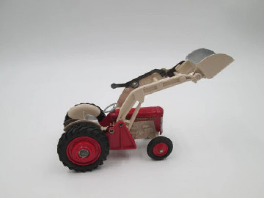 Tractor con pala Massey Ferguson 65. Corgi Toys. Mettoy Playcraft Ltd. Inglaterra, 1960