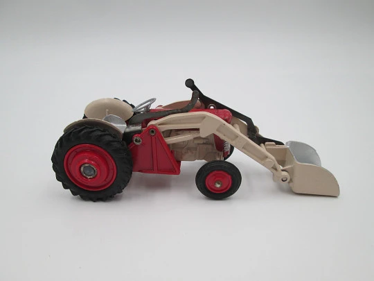 Tractor con pala Massey Ferguson 65. Corgi Toys. Mettoy Playcraft Ltd. Inglaterra, 1960