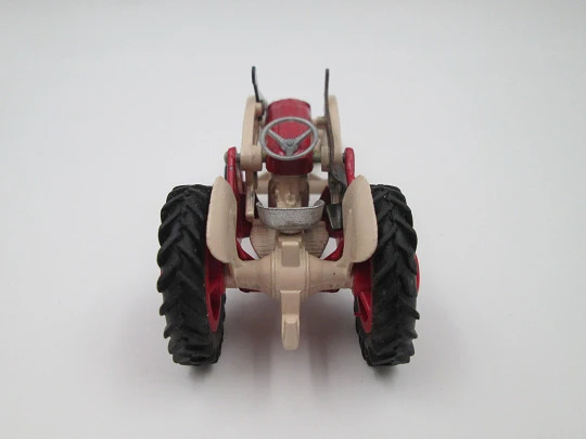 Tractor con pala Massey Ferguson 65. Corgi Toys. Mettoy Playcraft Ltd. Inglaterra, 1960