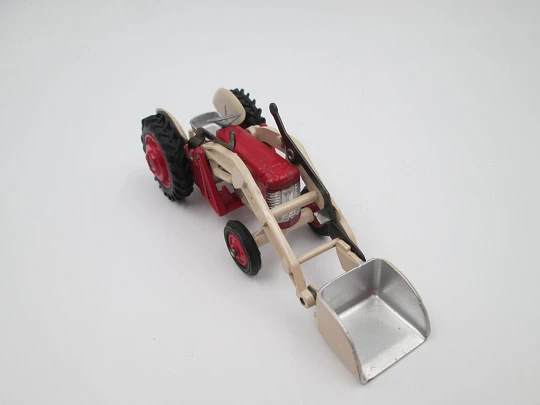 Tractor con pala Massey Ferguson 65. Corgi Toys. Mettoy Playcraft Ltd. Inglaterra, 1960