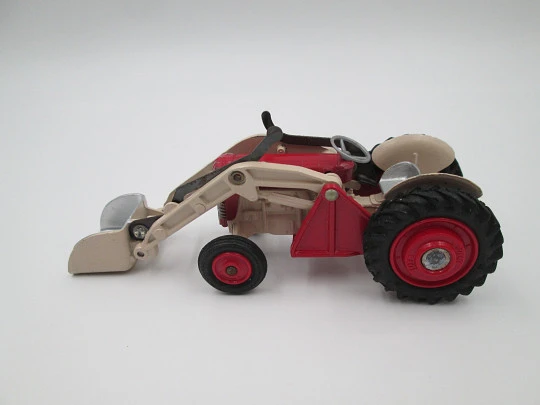 Tractor con pala Massey Ferguson 65. Corgi Toys. Mettoy Playcraft Ltd. Inglaterra, 1960