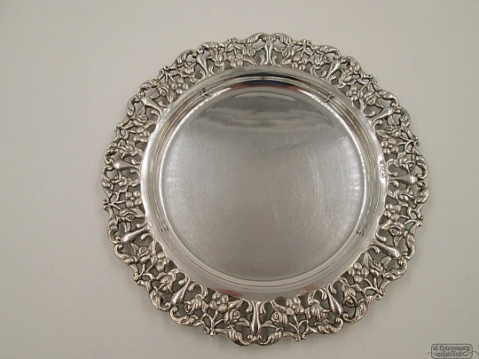 Tray / centerpiece. Sterling silver. Openwork design. Flowers. 1970's