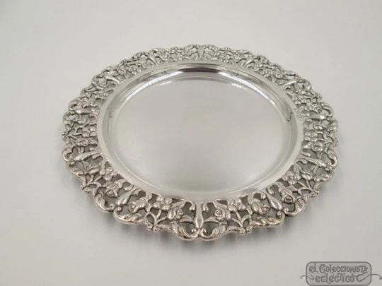 Tray / centerpiece. Sterling silver. Openwork design. Flowers. 1970's