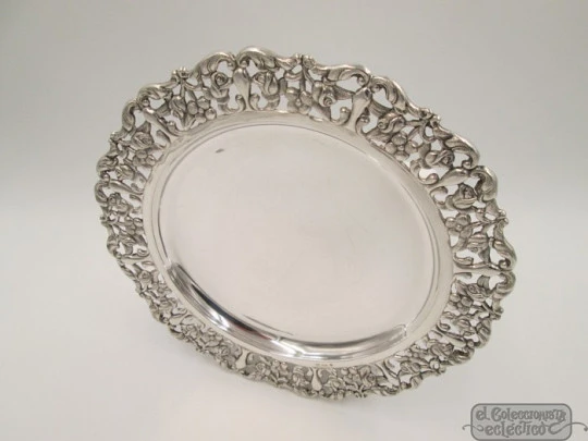 Tray / centerpiece. Sterling silver. Openwork design. Flowers. 1970's