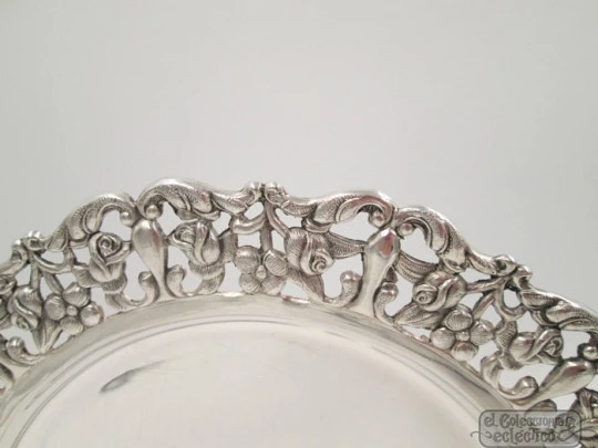 Tray / centerpiece. Sterling silver. Openwork design. Flowers. 1970's