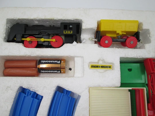 Tren eléctrico Play-Rail Geyper. Plástico de colores. Batería. Años 80. España