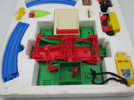 Tren eléctrico Play-Rail Geyper. Plástico de colores. Batería. Años 80. España
