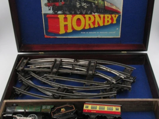 Tren mecánico de hojalata Hornby. 1930. Vías y vagones. Reino Unido. Caja