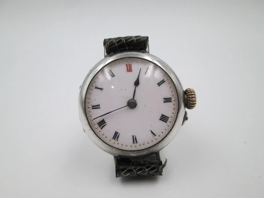 Trench & Officer's watch. Silver. Manual wind. 1920's. Porcelain dial