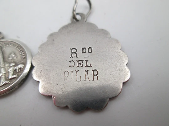 Tres medallas religiosas en plata de ley. Virgen del Pilar y Señora del Rosario. 1970. Europa Tres medallas religiosas en plata de ley. Virgen del Pilar y Señora del Rosario. 1970. Europa