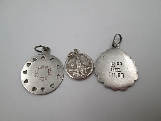 Tres medallas religiosas en plata de ley. Virgen del Pilar y Señora del Rosario. 1970. Europa Tres medallas religiosas en plata de ley. Virgen del Pilar y Señora del Rosario. 1970. Europa