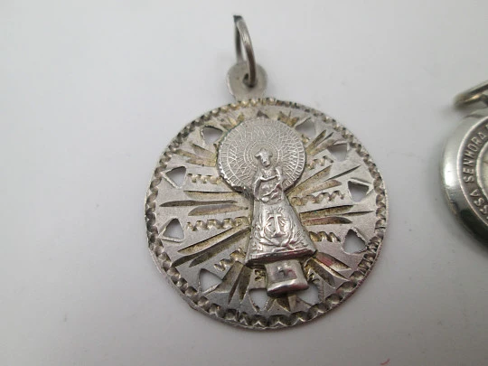 Tres medallas religiosas en plata de ley. Virgen del Pilar y Señora del Rosario. 1970. Europa Tres medallas religiosas en plata de ley. Virgen del Pilar y Señora del Rosario. 1970. Europa