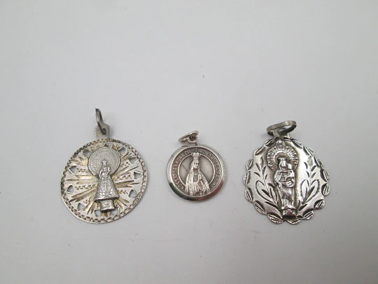 Tres medallas religiosas en plata de ley. Virgen del Pilar y Señora del Rosario. 1970. Europa Tres medallas religiosas en plata de ley. Virgen del Pilar y Señora del Rosario. 1970. Europa