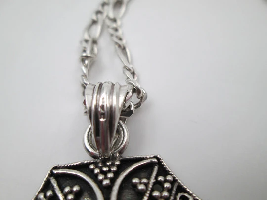 Triangle motif necklace with curb links chain. 925 sterling silver. Carabiner clasp. 1980's