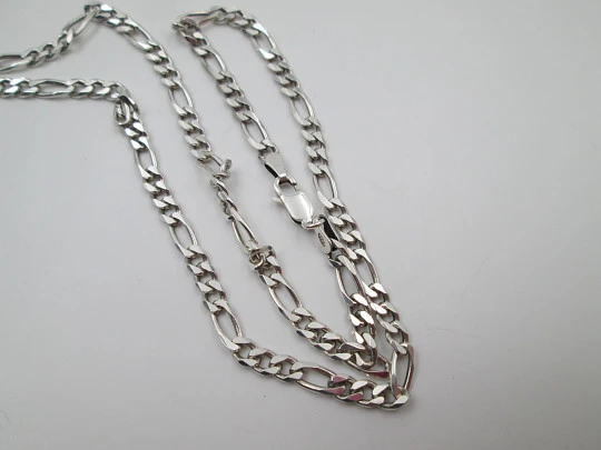 Triangle motif necklace with curb links chain. 925 sterling silver. Carabiner clasp. 1980's