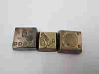 Trío de pesas para monedas. Onza y 1/2 onza. Bronce. Punzones españoles. 1º XX