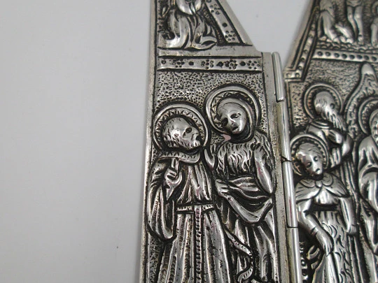 Tríptico religioso en plata de ley. Virgen con niño, Jesús crucificado y apóstoles. 1980