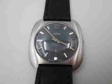 Tucah. Metal niquelado y acero. Dial azul. Calendario. Cuerda manual. 1970