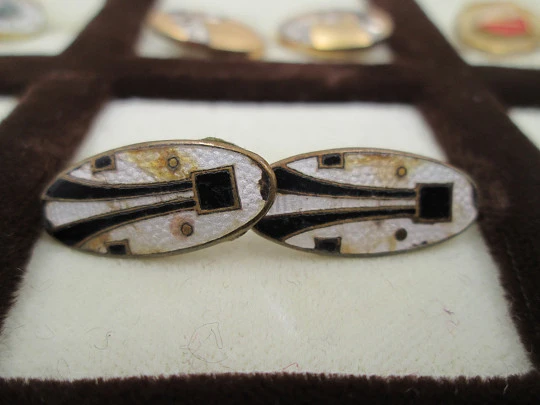 Twelve men's cufflinks collection. Golden and silver plated metal. 1950-70's