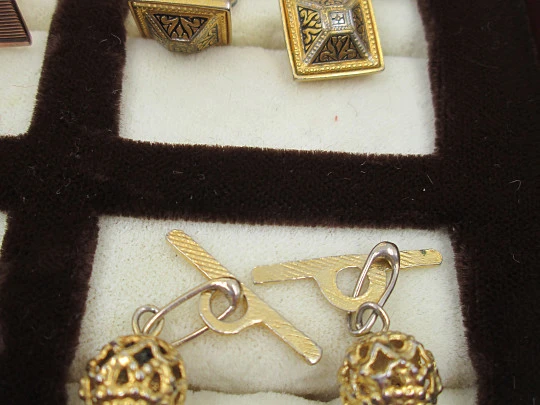 Twelve men's cufflinks collection. Golden and silver plated metal. 1950-70's