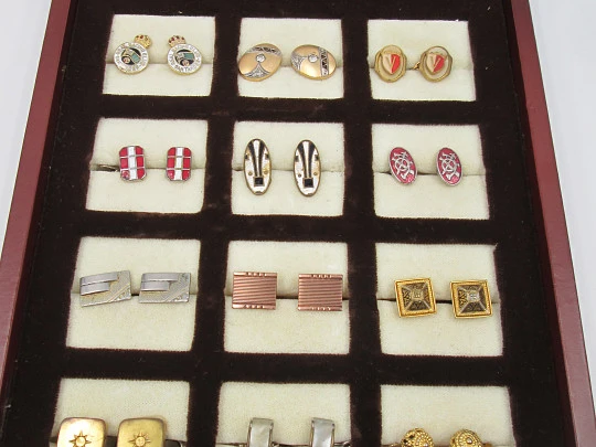 Twelve men's cufflinks collection. Golden and silver plated metal. 1950-70's