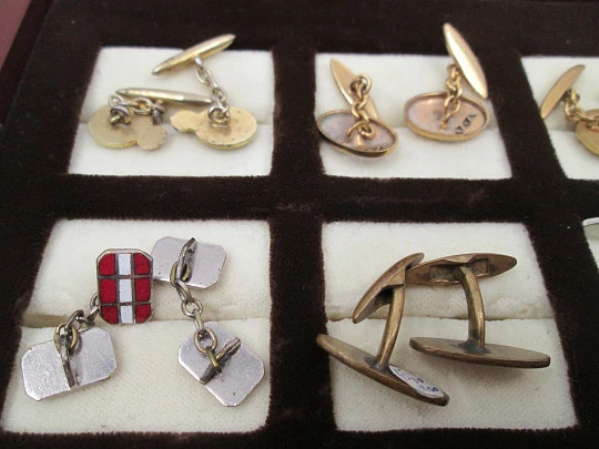 Twelve men's cufflinks collection. Golden and silver plated metal. 1950-70's