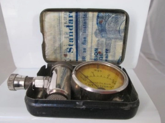 Tyre pressure gauge. France. Lithographed tinplate box. 1940