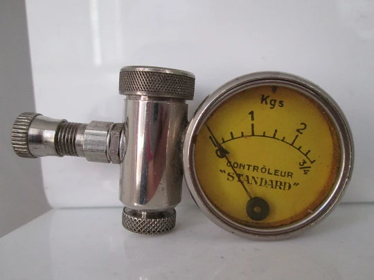 Tyre pressure gauge. France. Lithographed tinplate box. 1940