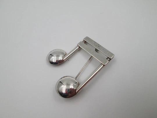 Unisex brooch. 925 sterling silver. Musical note. Safety pin back. Europe. 1970's