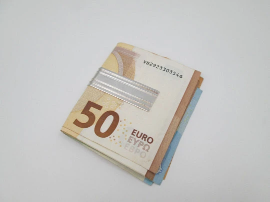 Unisex money clip. 925 sterling silver. Ribbed motifs on front. Italy. Circa 1980's