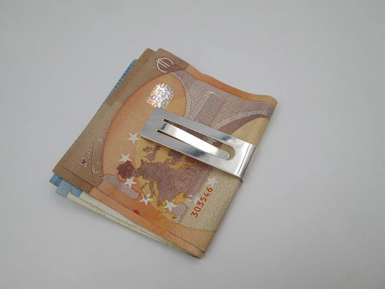 Unisex money clip. 925 sterling silver. Ribbed motifs on front. Italy. Circa 1980's