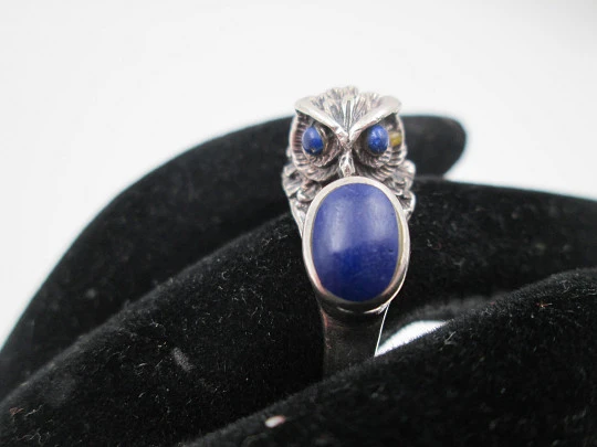 Unisex owl ring. 925 thousandths sterling silver and lapis lazuli. Europe. 1960's