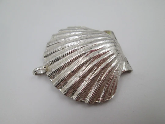 Unisex pillbox. Sterling silver. Pilgrim's shell with Saint James Apostle bust. 1980's Unisex pillbox. Sterling silver. Pilgrim's shell with Saint James Apostle bust. 1980's