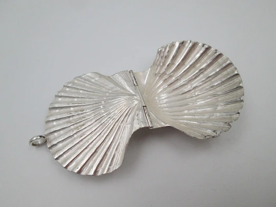 Unisex pillbox. Sterling silver. Pilgrim's shell with Saint James Apostle bust. 1980's Unisex pillbox. Sterling silver. Pilgrim's shell with Saint James Apostle bust. 1980's