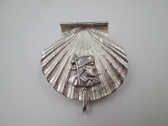 Unisex pillbox. Sterling silver. Pilgrim's shell with Saint James Apostle bust. 1980's Unisex pillbox. Sterling silver. Pilgrim's shell with Saint James Apostle bust. 1980's