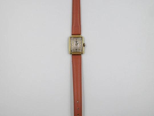 Universal Genève. Acero / chapado oro. Cuerda manual. Suiza. Mujer. 1940