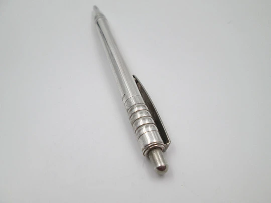 Unoargento ballpoint pen. Sterling silver. Vertical lines pattern. Push-down. 1980's