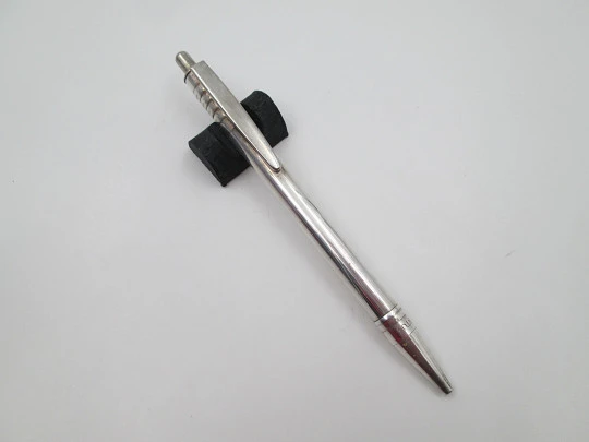 Unoargento ballpoint pen. Sterling silver. Vertical lines pattern. Push-down. 1980's