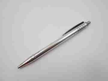 Unoargento ballpoint pen. Sterling silver. Vertical lines pattern. Push-down. 1980's