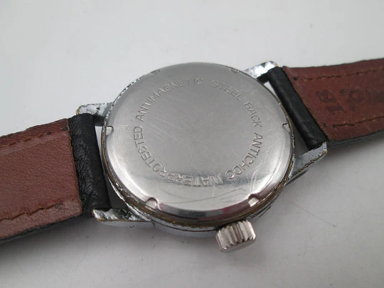 Vanguard Special. Metal cromado y acero. Cuerda manual. Pequeño segundero. 1960