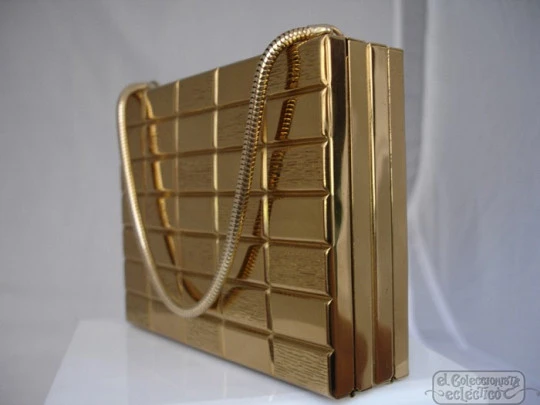 Vanity case. Rope chain. Golden metal. USA. 1930s. Lipstick. Mirror