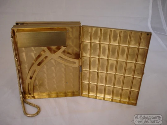 Vanity case. Rope chain. Golden metal. USA. 1930s. Lipstick. Mirror