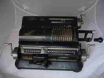 Vaucanson AVA 13. Mechanical calculator. 1930s. Cast iron. France