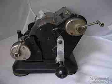 Vaucanson AVA 13. Mechanical calculator. 1930s. Cast iron. France