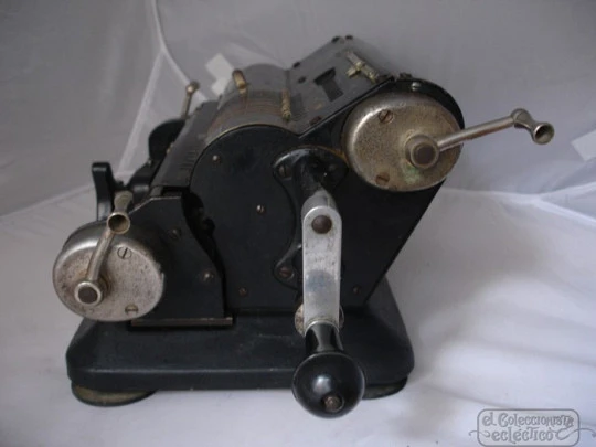 Vaucanson AVA 13. Mechanical calculator. 1930s. Cast iron. France