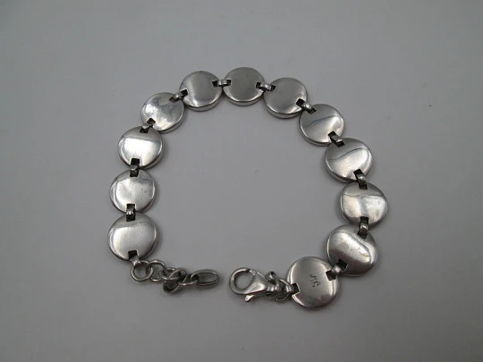 Viceroy women's bracelet. Sterling silver & mother of pearl details. Carabiner clasp