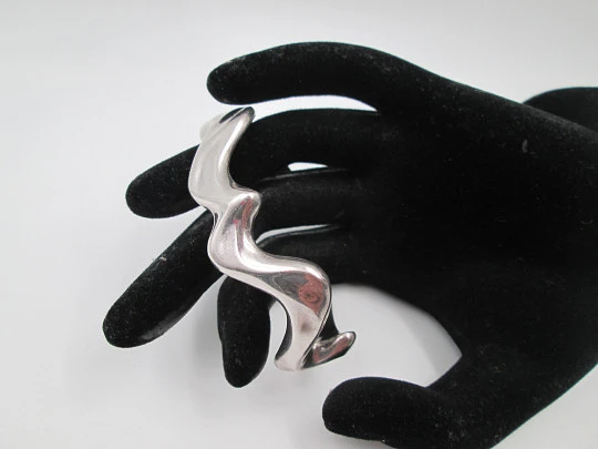 Víctor Caparros women's wavy bracelet bangle. 925 sterling silver. Barcelona. 1990's