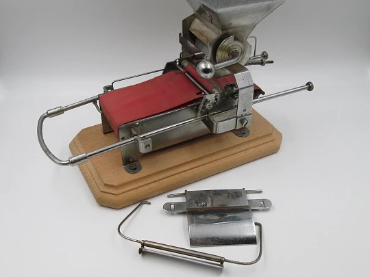 Victoria cigarette rolling machine. Nickel plated metal and wood. Agustín Victorero Victoria cigarette rolling machine. Nickel plated metal and wood. Agustín Victorero