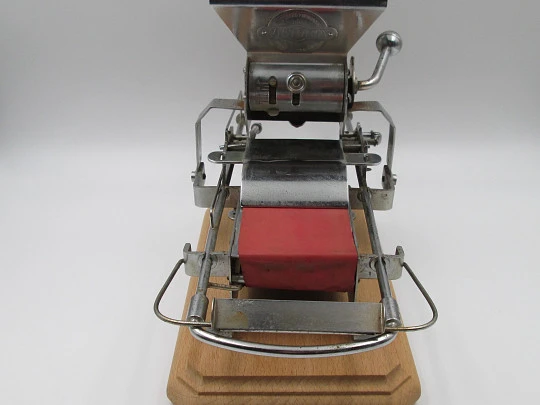Victoria cigarette rolling machine. Nickel plated metal and wood. Agustín Victorero Victoria cigarette rolling machine. Nickel plated metal and wood. Agustín Victorero